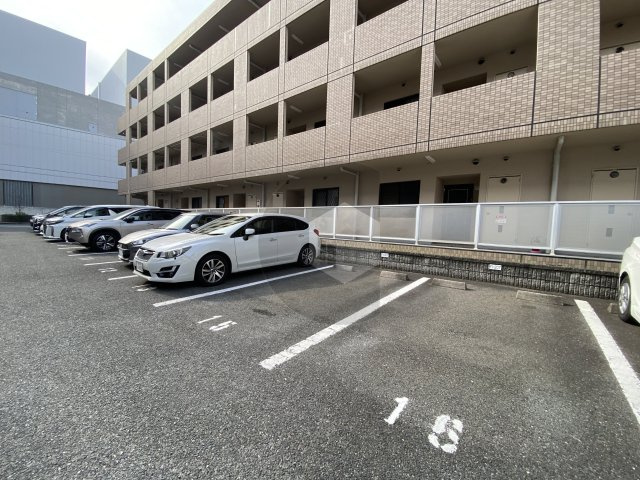 フィールドパーク1番館の駐車場