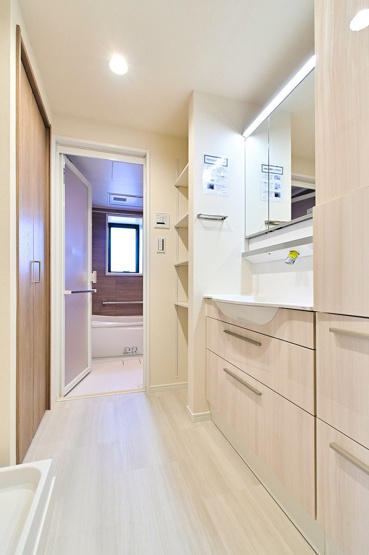 【独立洗面台】 | ダイアパレスサザンコート姪浜 | 機能的な独立洗面台です。鏡裏、洗面台下部、リネン庫など収納スペースがたっぷり設けられています