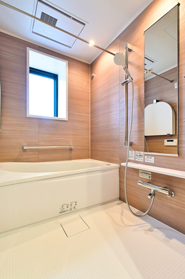 【浴室】 | ダイアパレスサザンコート姪浜 | 浴室に窓がついてるので換気がしやすくカビ臭くない浴室が維持できます。経済的な追い焚き機能付きです