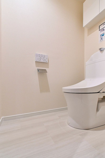 【トイレ】 | ダイアパレスサザンコート姪浜 | 冬は便座も温水も温かく快適なシャワー付トイレ。上部には収納を設置◎