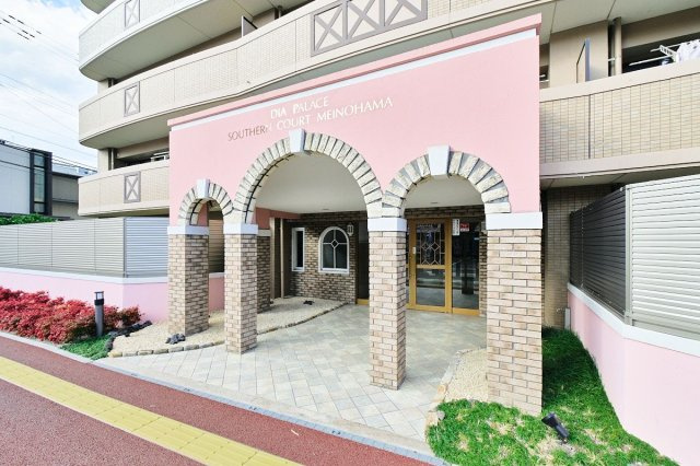 【エントランス】 | ダイアパレスサザンコート姪浜 | エレガントながら可愛らしいデザインが特徴的なエントランス。安全に配慮されたオートロック付きです