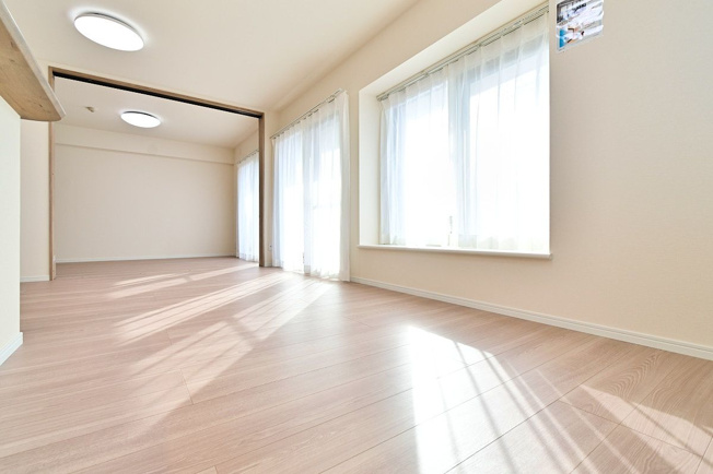 【居間・リビング】 | ダイアパレスサザンコート姪浜 | 隣りの洋室とつなげると、リビングはさらにゆったり。
ご家族にあわせて使い方自由です