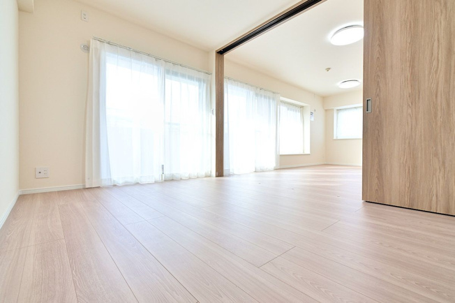 【洋室】 | ダイアパレスサザンコート姪浜 | 5.9帖の洋室。バルコニーに面した明るいお部屋で、収納力のあるクローゼットも備えています