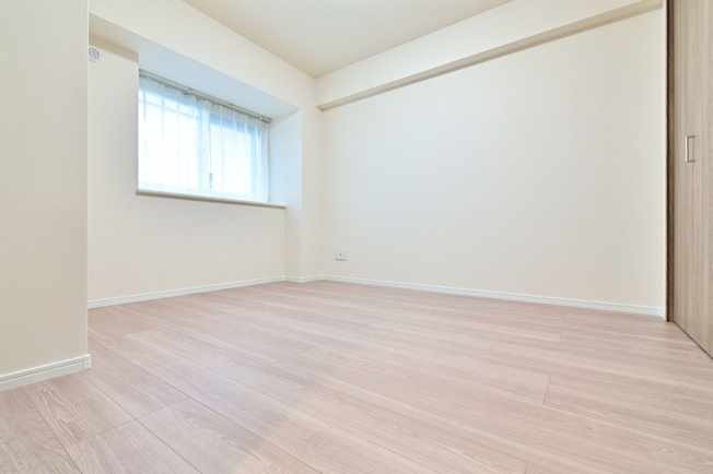 【洋室】 | ダイアパレスサザンコート姪浜 | 5.8帖の洋室。出窓になっているので窓辺に物を置くことができ、部屋の空間も広く感じられます