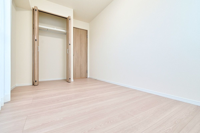 【洋室】 | ダイアパレスサザンコート姪浜 | 5.4帖の洋室。2面採光の明るいお部屋で、クローゼットもあるので居住スペースを広く使えます