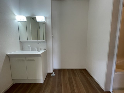 【独立洗面台】 | 【新築分譲住宅　～ LIGARE　リガーレ～　】小白川町5丁目　1期1棟 | ミラーを手前に引けば、楽な姿勢で髭剃りやメイクができます。合わせ鏡にすればヘアスタイルのチェックもラクラク。洗面化粧台のミラー裏にはたっぷり入る収納スペースを設けています(*´▽｀*)
