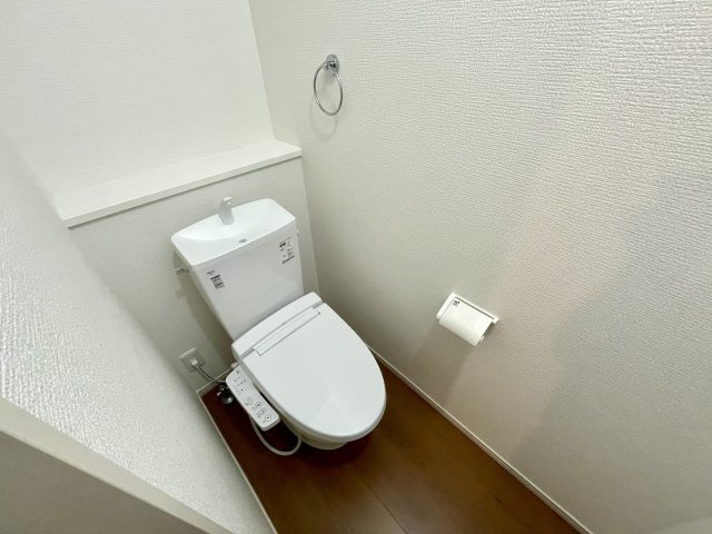 【トイレ】 | 【新築分譲住宅　～ LIGARE　リガーレ～　】小白川町5丁目　1期1棟 | （施工例）ウォシュレット機能付きシャワートイレは、ツイントルネード洗浄なので、少ない水でもしっかりと前方の返し部分から後方部までしっかり洗浄！