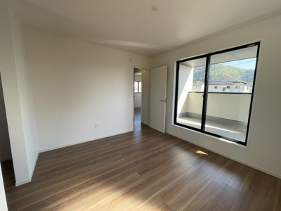 【洋室】 | 【新築分譲住宅　～ LIGARE　リガーレ～　】小白川町5丁目　1期1棟 | バルコニーと繋がるお部屋ですのでお布団などの大きな洗濯物もそのまま干してフカフカに♪屋根付きなので突然の雨でも安心です！