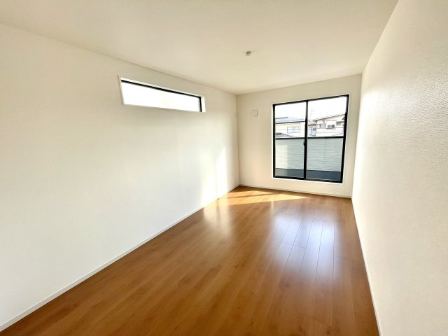 【洋室】 | 【新築分譲住宅　～ LIGARE　リガーレ～　】小白川町5丁目　1期1棟 | （施工例）バルコニーと繋がるお部屋ですのでお布団などの大きな洗濯物もそのまま干してフカフカに♪屋根付きなので突然の雨でも安心です！