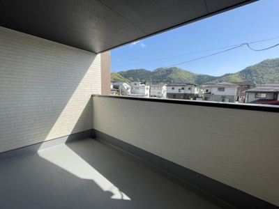 【バルコニー】 | 【新築分譲住宅　～ LIGARE　リガーレ～　】小白川町5丁目　1期1棟 | 屋根付きでひろびろバルコニーですので、物干しは勿論、お酒を飲みながら寛ぐスペースとしてもいかがでしょうか？