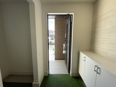【玄関】 | 【新築分譲住宅　～ LIGARE　リガーレ～　】小白川町5丁目　1期1棟 | お客様をお迎えする玄関は落ち着いた雰囲気。帰りに着くたび洗練されたテイストの空間に迎えられ誇りと喜びを感じる玄関まわりです。