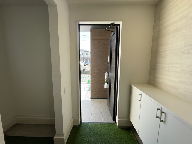 【玄関】 | 【新築分譲住宅　～ LIGARE　リガーレ～　】小白川町5丁目　1期1棟 | お客様をお迎えする玄関は落ち着いた雰囲気。帰りに着くたび洗練されたテイストの空間に迎えられ誇りと喜びを感じる玄関まわりです。