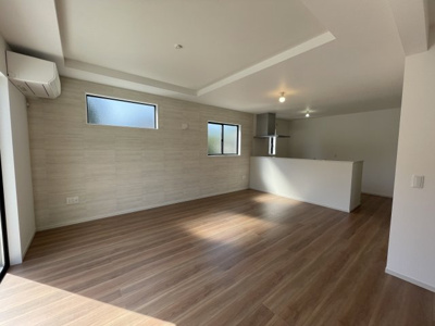 【居間・リビング】 | 【新築分譲住宅　～ LIGARE　リガーレ～　】小白川町5丁目　1期1棟 | 光が溢れ、風も溢れ、居心地のよい住空間、自然体で過ごせる住空間にリビングを。それは住むというシンプルなカタチをどこまでも追求してきた結果です。新築の厳かな居住性を身体全体で感じられます。
