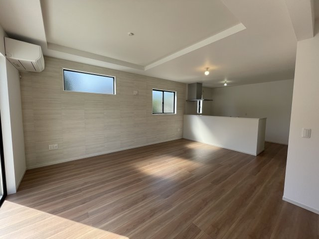【居間・リビング】 | 【新築分譲住宅　～ LIGARE　リガーレ～　】小白川町5丁目　1期1棟 | 光が溢れ、風も溢れ、居心地のよい住空間、自然体で過ごせる住空間にリビングを。それは住むというシンプルなカタチをどこまでも追求してきた結果です。新築の厳かな居住性を身体全体で感じられます。