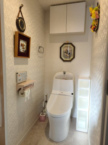 【トイレ】 | ワイムティハイム | 白を基調とした清潔感があるトイレ。温水洗浄便座付きです。