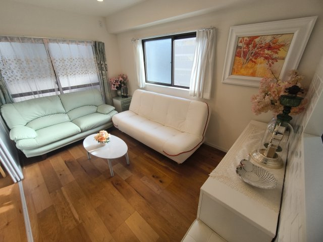 【居間・リビング】 | ワイムティハイム | 太陽の光をスマートにリビングへ。時によって変化をもたらす採光。