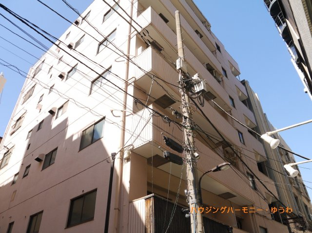 【外観】 | ワイムティハイム | 陽光浴びる外観がシンプルな外観をより際立たせ、人々の記憶に存在感を植え付けます。