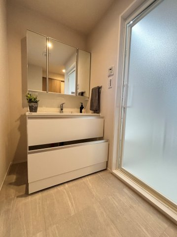 【脱衣所】 | 弥生パインマンション | 鏡裏、洗面台下部など収納スペースがたっぷり設けられています