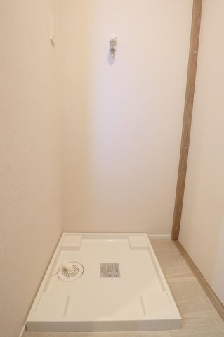 【ランドリースペース】 | 弥生パインマンション | 洗濯機置き場の上部のスペースには洗剤等を置く棚の設置がおすすめです