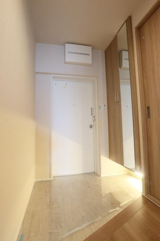 【玄関】 | 弥生パインマンション | 広々とした玄関。姿見として利用できるミラーは、お出かけ前の身だしなみチェックとして重宝します