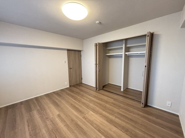 【洋室】 | 弥生パインマンション | 8.6帖の広々とした洋室は収納スペースがたっぷり！どんなお洒落さんでも安心の大容量収納が自慢です