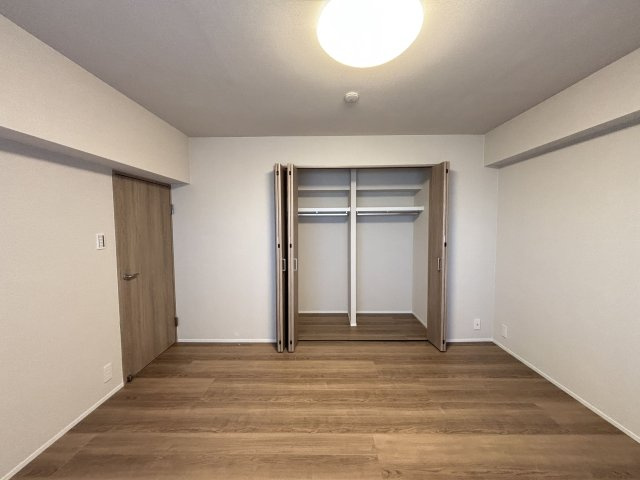 【洋室】 | 弥生パインマンション | 玄関から入ってすぐの独立性の高いお部屋なので、寝室としてはもちろんゲストルームなどにも使えそうです