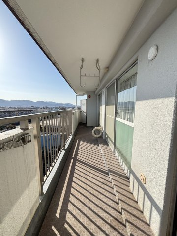 【バルコニー】 | 弥生パインマンション | 最上階からの開けた眺望は開放的！ 南向きのバルコニーは陽当り良好で、たっぷりのお洗濯物もよく乾きます