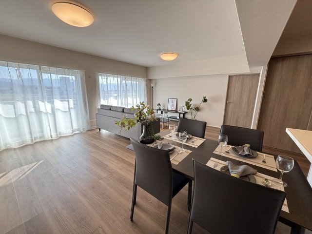 【居間・リビング】 | 弥生パインマンション | 大きな窓のあるLDKは明るさたっぷり。食事のときも、くつろぎの時間も楽しい家族の時間をすごせそうです