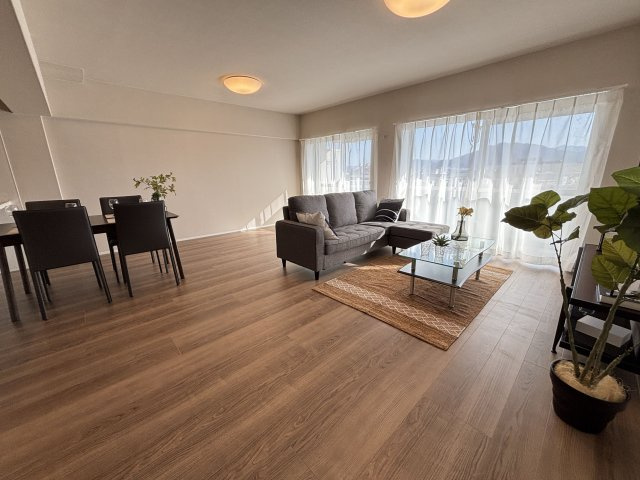 【居間・リビング】 | 弥生パインマンション | リビングは広く落ち着く空間になっており、お好きなレイアウトを楽しめます