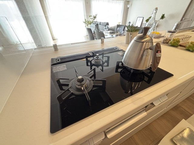 【キッチン】 | 弥生パインマンション | 3口コンロ+グリルで効率的にお料理が進められます