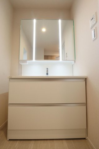 【独立洗面台】 | 弥生パインマンション | 機能性に優れた三面鏡洗面化粧台です。鏡の裏は収納スペースになっているので、すっきり清潔に保てます