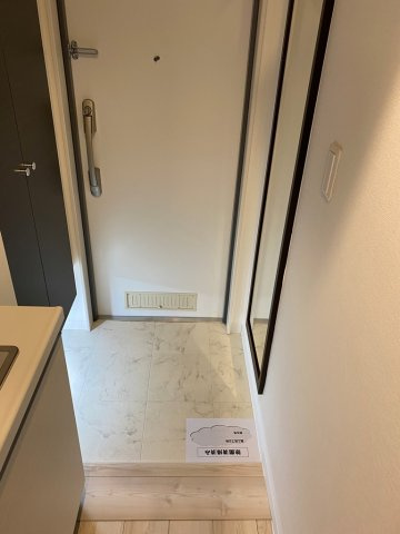 大きなシューズボックスと姿見付きの玄関です♪