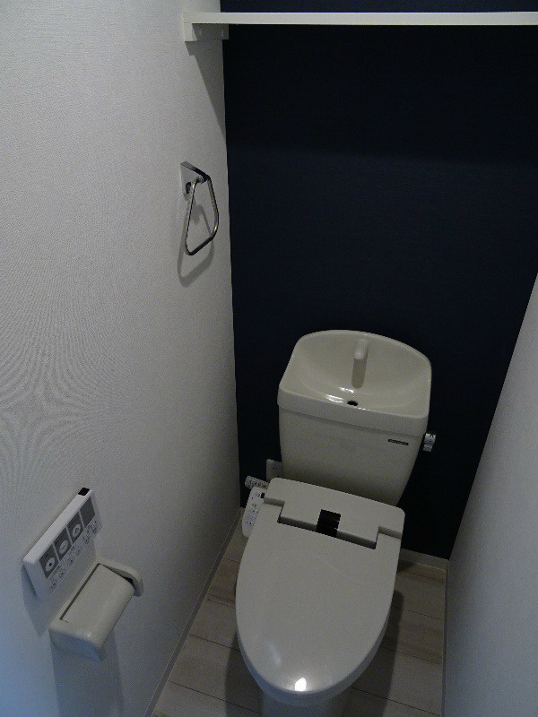温水洗浄便座付きのトイレで上部に棚もございます♪