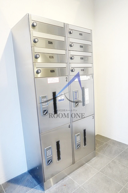 フォレストバレー豊町のその他共用部分|集合ポストと宅配ボックスです。