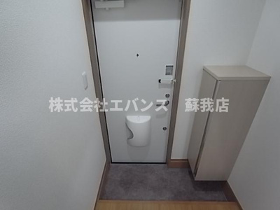 【玄関】 | グランフェリオ本千葉 | 収納もある玄関です