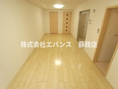 【寝室】 | ヴィレッジゲート亥鼻 | 広くて明るい寝室