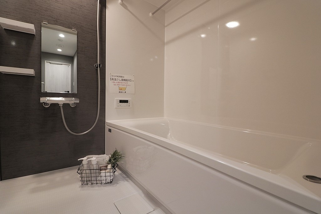 豊中柴原シティハウスの浴室|2025年9月に新調したお風呂です。浴室乾燥機つきのため効率よく換気を行うことができ、カビ予防に繋がります。