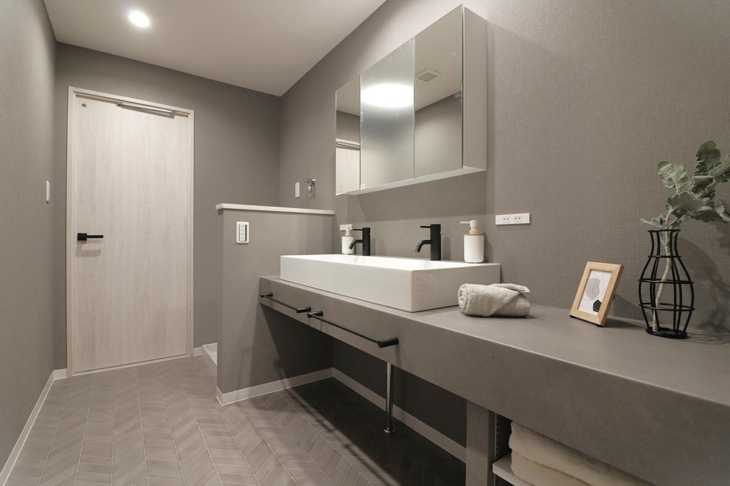 豊中柴原シティハウスの独立洗面台|2025年9月に新調した洗面化粧台です。三面鏡付きのため収納豊富。メイク道具が多い方や大きめの美容家電をお使いの方も安心です。