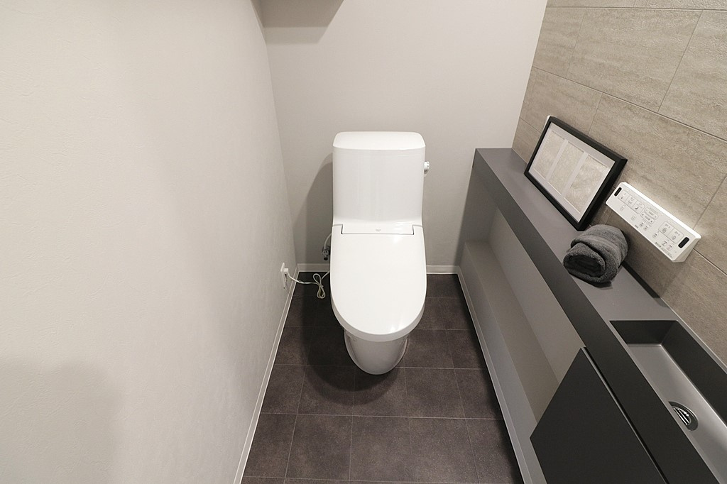 豊中柴原シティハウスのトイレ|2025年10月に新調したお手洗いです。壁紙がシンプルのため、お好みのインテリアや写真で自分だけの色を出せます。