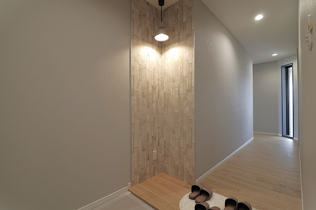 豊中柴原シティハウスの玄関|マンションはオートロックとなっております。防犯性を高めることができるうえ、望まない訪問販売や勧誘をインターホン越しに断りやすくなります。