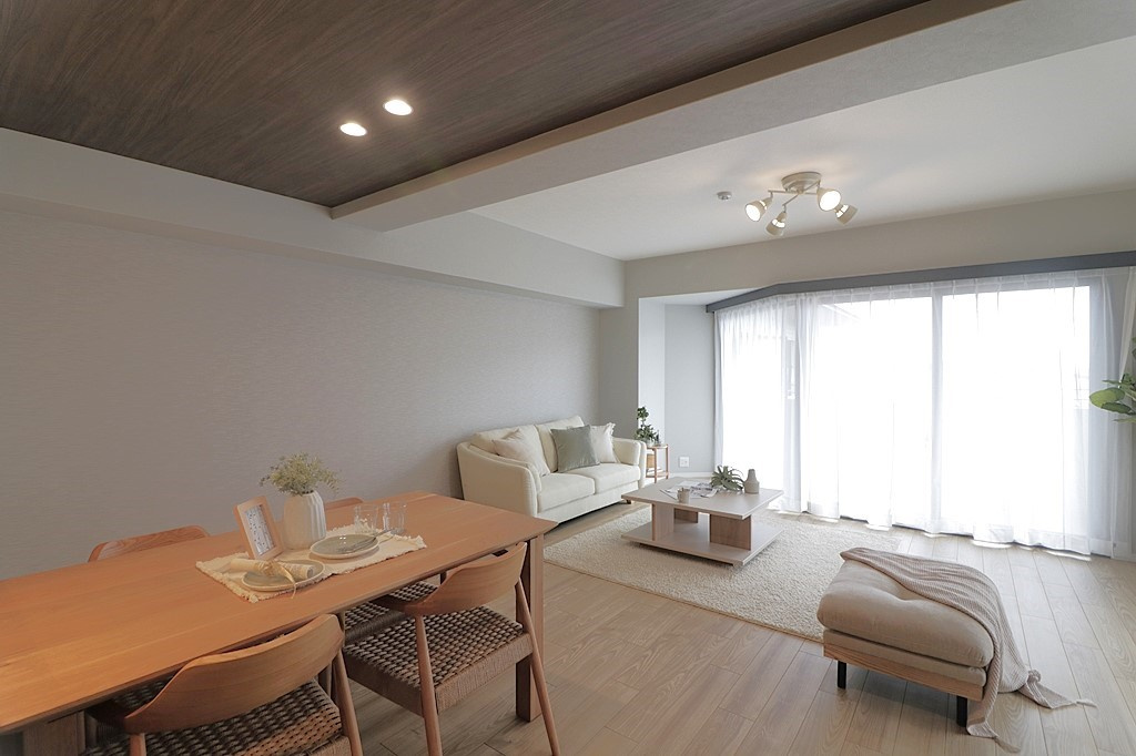 豊中柴原シティハウスの居間・リビング|2025年9月内装リフォーム済のため室内大変美麗です。ぜひ一度ご内覧ください。皆様からのご連絡を心よりお待ちしております。