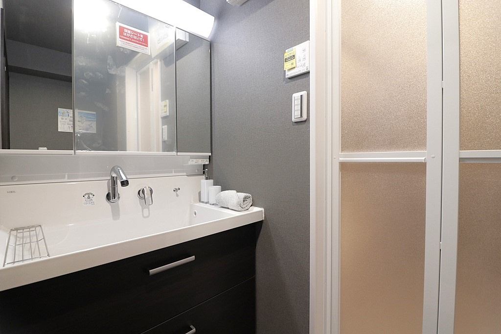 エスリード桃山台の独立洗面台|2025年10月に新調した洗面化粧台です。三面鏡付きのため収納豊富。メイク道具が多い方や大きめの美容家電をお使いの方も安心です。