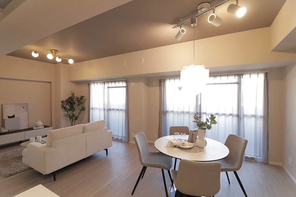 エスリード桃山台の居間・リビング|17.9帖の広々としたリビングです。ダイニングテーブルとソファを置いても余裕があり、ご家族全員が集まってもゆったりとお過ごしいただけます。