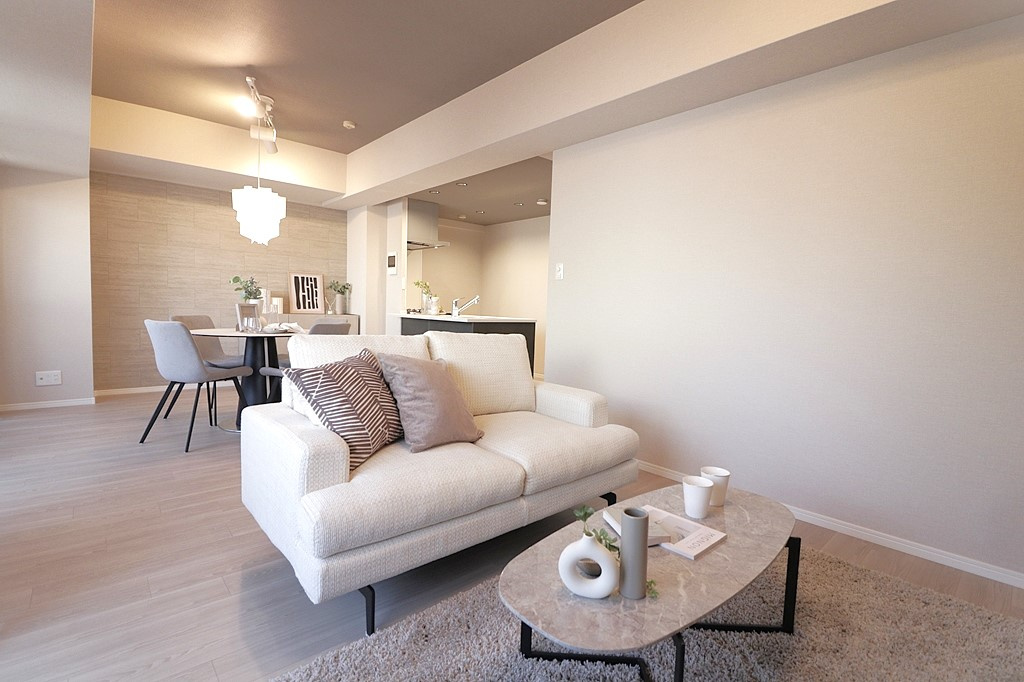 エスリード桃山台の居間・リビング|床と白い壁紙のコントラストが美しく、またシンプルなデザインのため、どんな家具にも合います。お好みのインテリアで彩るのが楽しそうですね。