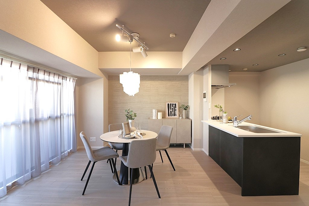 エスリード桃山台の居間・リビング|角部屋のため、隣の生活音が気になりにくなっております。また騒音トラブルのリスクが少ないため、大人数の来客があっても安心です。