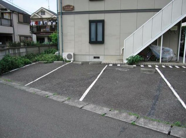 シャルマン日野の駐車場