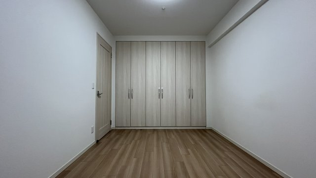 千里中央エアヒルズの洋室|壁一面にシステム収納がございます。