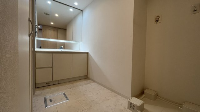 千里中央エアヒルズの独立洗面台|広々とした洗面化粧台です。