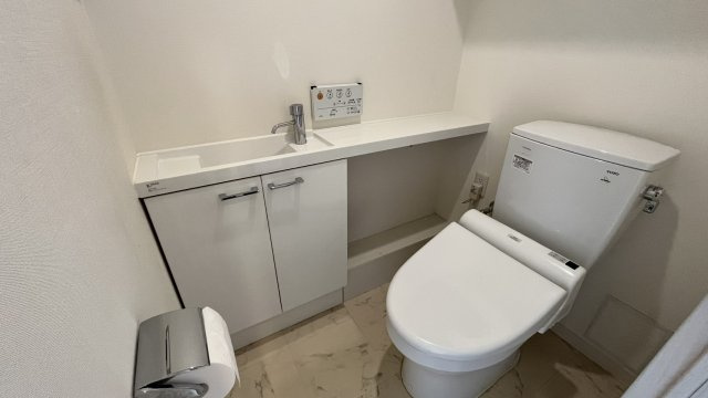 千里中央エアヒルズのトイレ|温水洗浄便座付きのトイレに手洗いがあります。