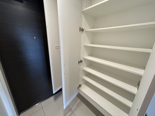 千里中央エアヒルズのその他共用部分|高級感のあるエントランスです。待ち合わせ等にご使用いただけます。